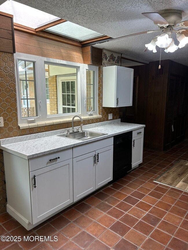 Building Photo - 564 Monmouth Pl
