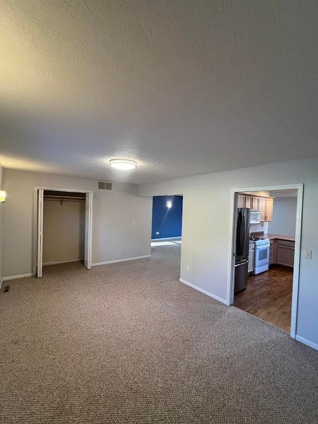 Building Photo - Spacious 3 bedroom/3 bath home