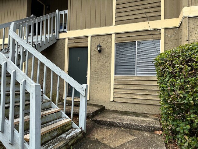 Building Photo - Remodeled downstairs unit in Pointe East avail NOW!