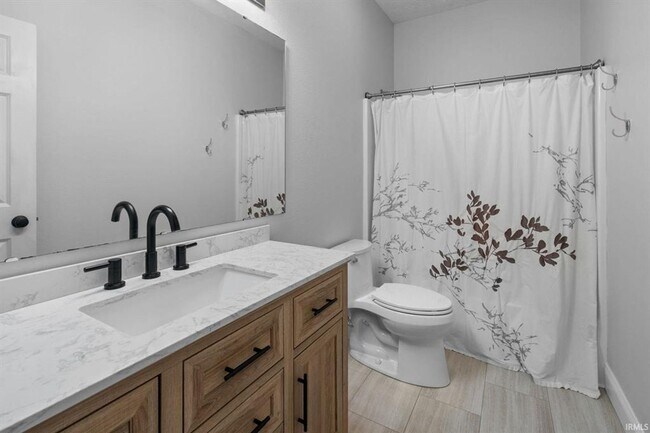 Building Photo - 3BR + Den + Biggest Fenced Yard in Neighbo...