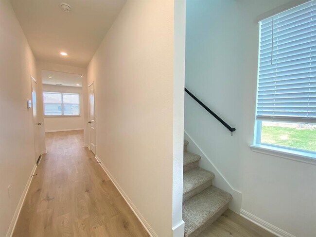 Building Photo - 432 Brody Ln