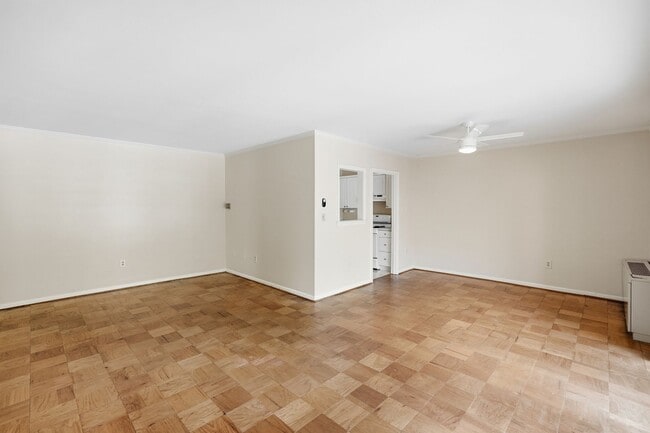Building Photo - 3535 Chevy Chase Lake Dr