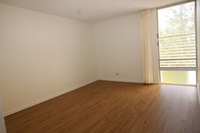 Building Photo - Remodeled TOP FLOOR CORNER UNIT!