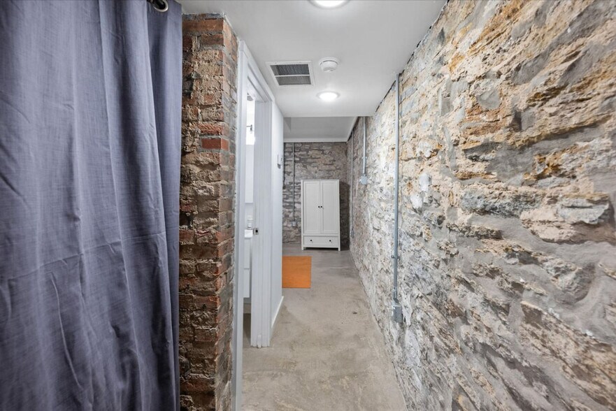 Building Photo - 2 Hust Alley