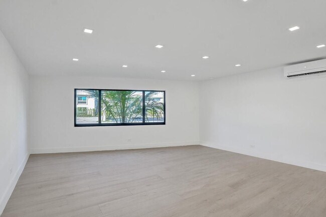 Building Photo - 840 SE 22nd Ave