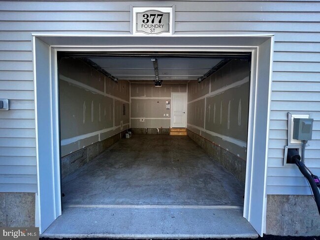 Building Photo - 377 Foundry St