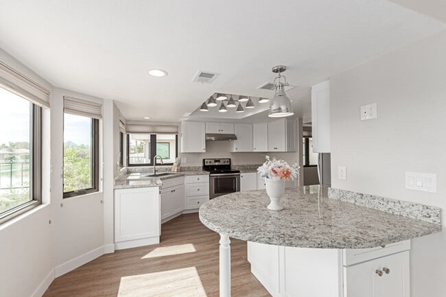 Building Photo - 8175 E Del Cuarzo Dr