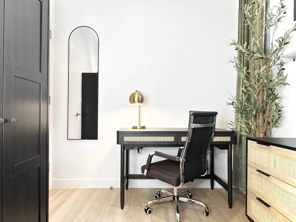 Building Photo - Furnished room/NOT APARTMENT