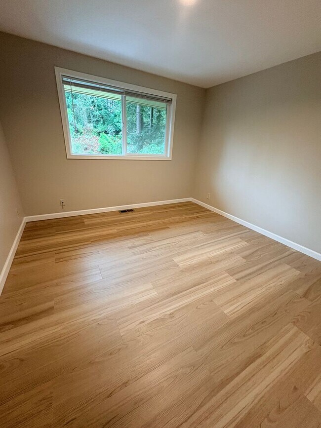 Building Photo - $1500 Off First Month! Remodeled Shoreline Home