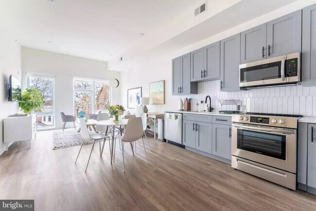 Building Photo - 521 N 41st St