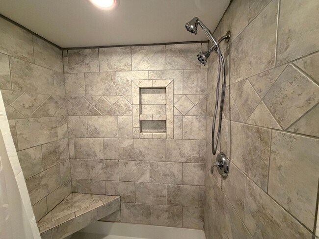 Building Photo - 110 Aurora Dr