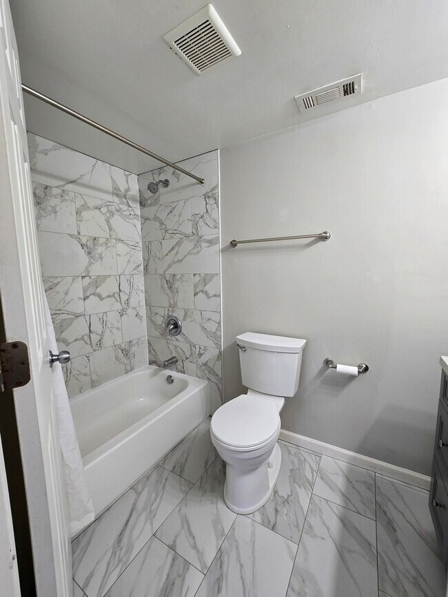 Building Photo - 1005 Manchester Ct