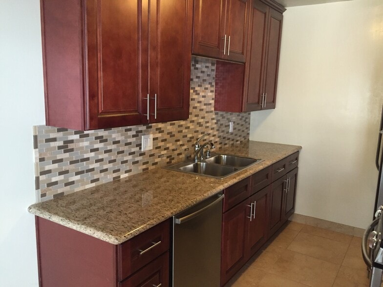 Building Photo - 519 N Hayworth Ave