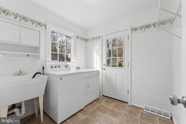 Building Photo - 2302 Tanglevale Dr