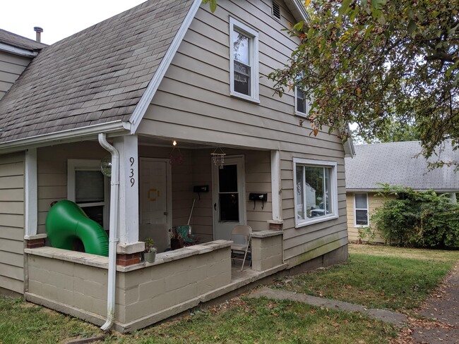 Front Entrance to Lower Unit/Porch - 939 N Jackson St