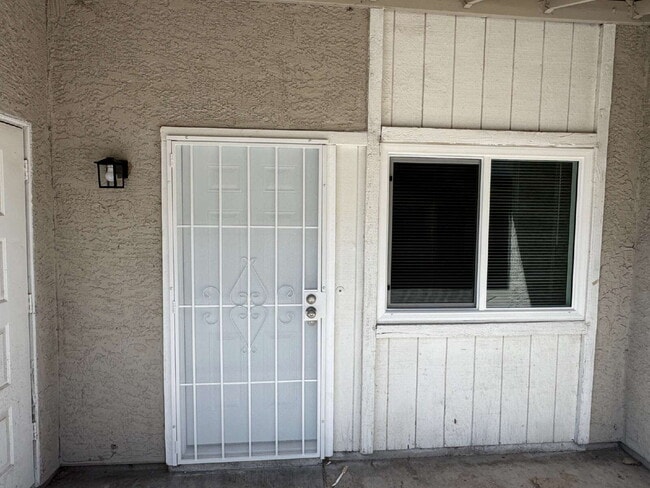 Building Photo - Beautifully Remodeled 2-Story Unit!