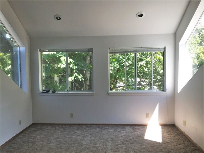 Building Photo - 5 bed/3 bath and 3 kitchen house in West U...