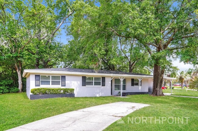 Building Photo - 3 BR/2BA | Newly Renovated Single Family Home |  Front and back yard| Double-long driveways!