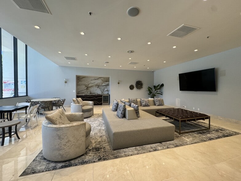 Building Photo - 10724 Wilshire Blvd
