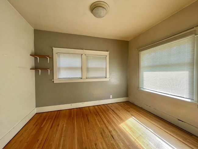 Building Photo - 3-4 Bed standalone AVAILABLE NOW! Half off...