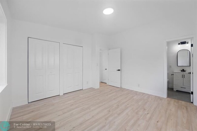 Building Photo - 315 E Jasmine Dr