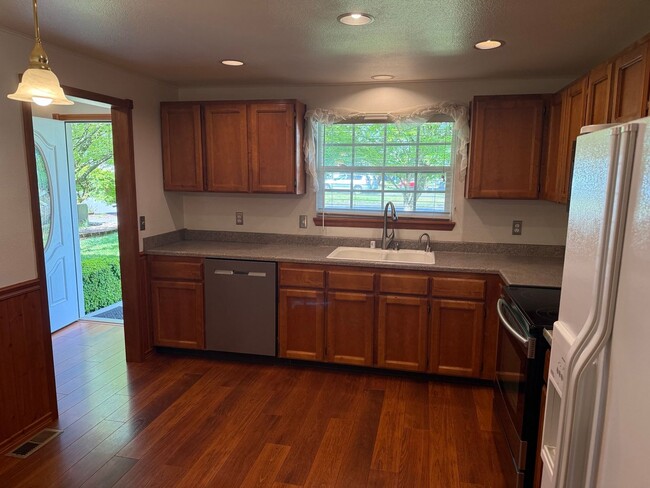 Building Photo - Beautiful 3 Bedroom Ranch Style House with...