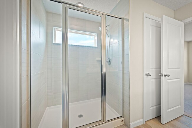 Building Photo - Spacious 4-Bedroom Home with Screened Pati...