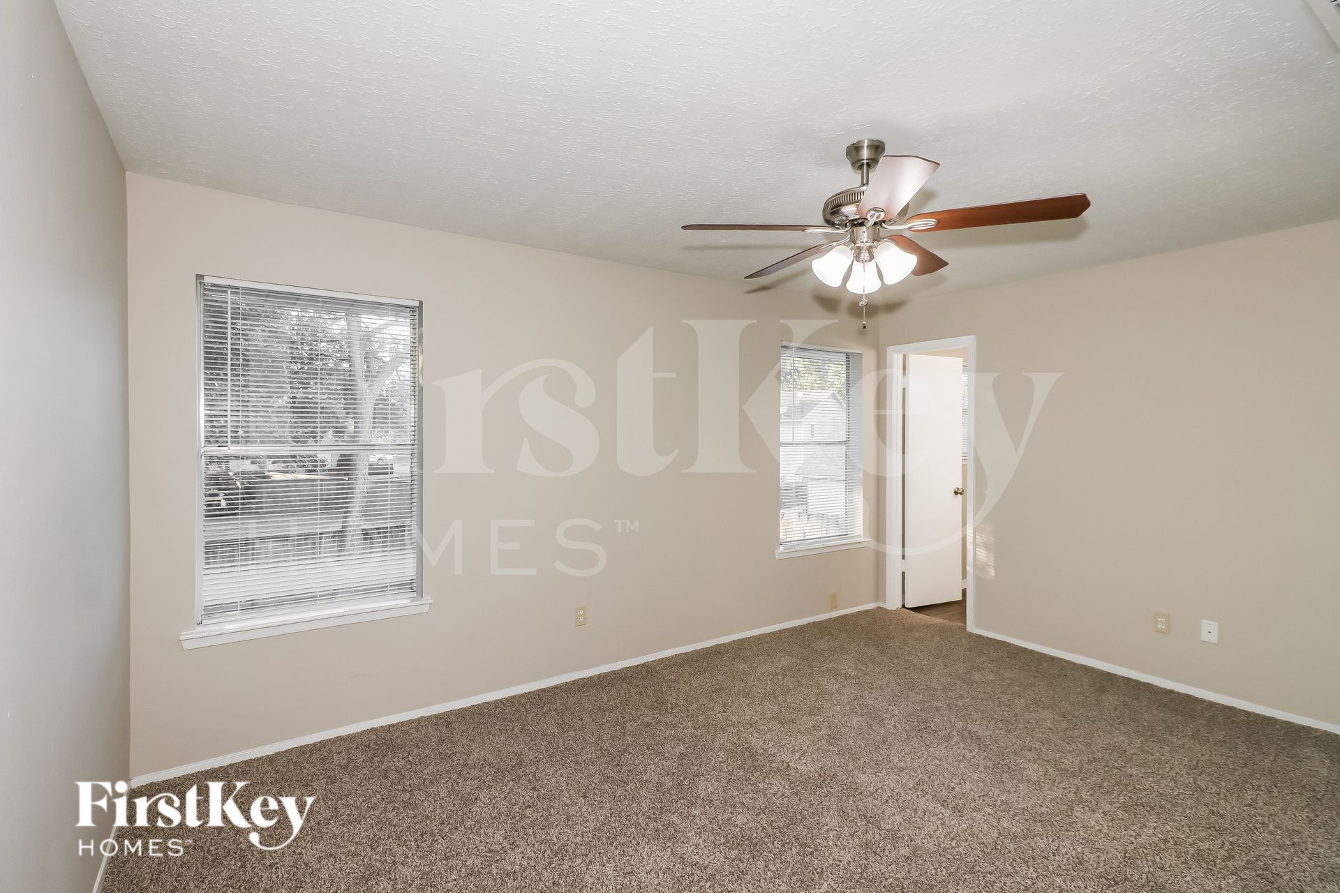 Building Photo - 15310 Meadow Village Dr