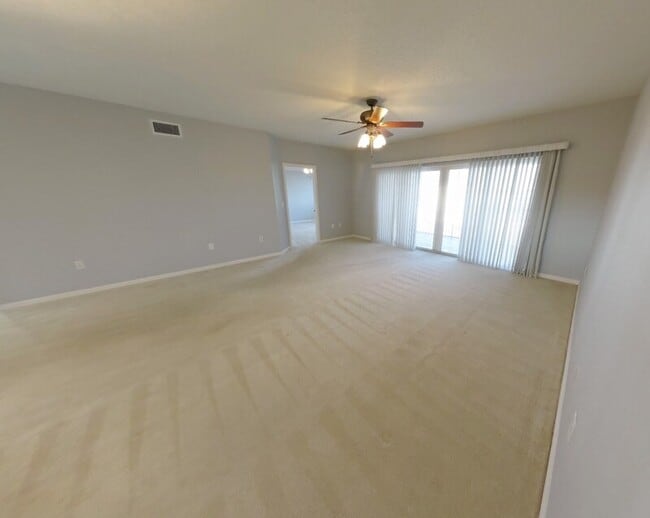 Building Photo - 1200 Country Club Dr
