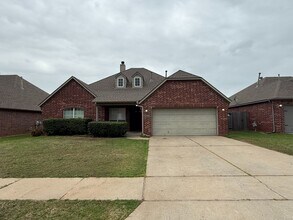 Building Photo - Welcome to this stunning 3-bedroom, 2-bathroom home located in the desirable Broken Arrow, OK.
