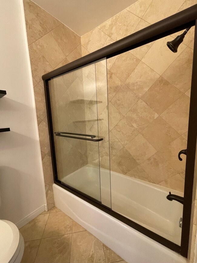 Building Photo - 914 Fonthill Ave