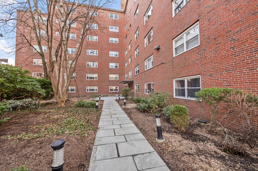 Building Photo - 131 Sewall Ave