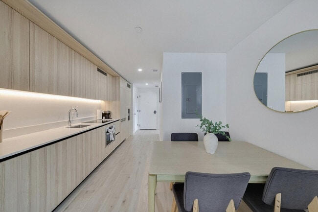 Building Photo - 225 N Miami Ave