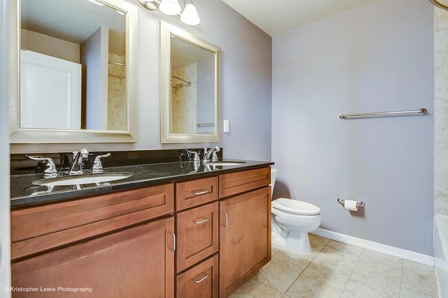 Master bathroom - 1975 Grant St