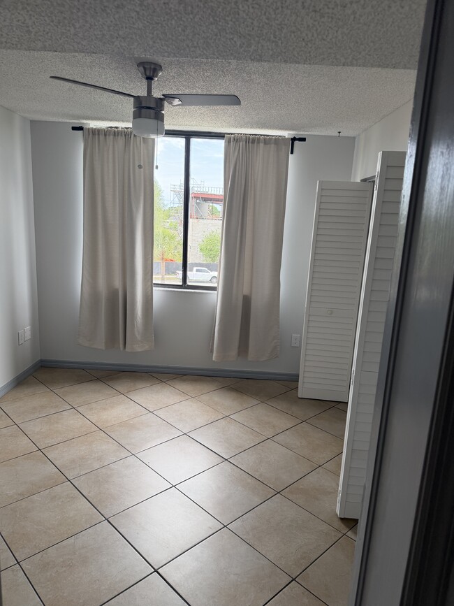 Building Photo - 2424 W Tampa Bay Blvd