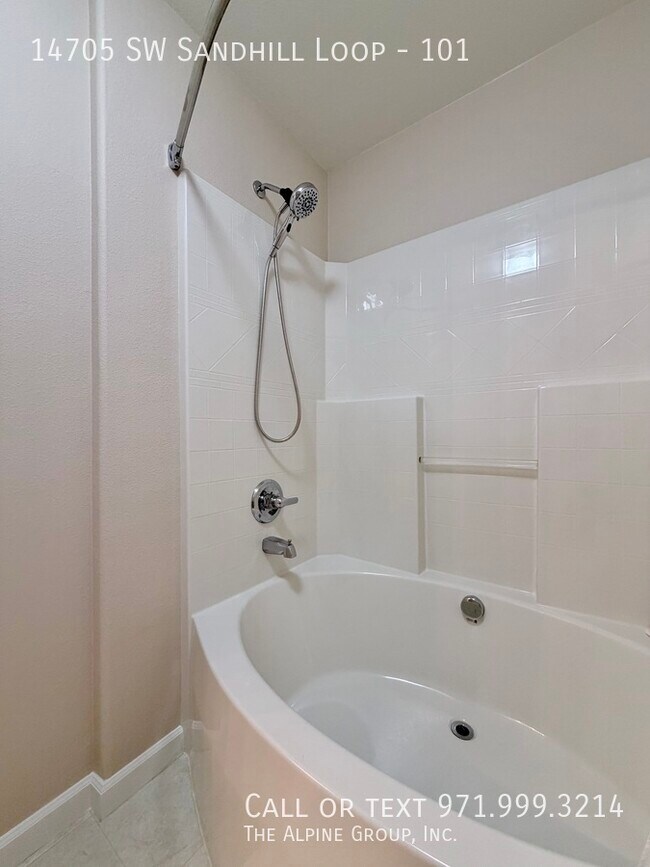 Building Photo - 14705 SW Sandhill Loop