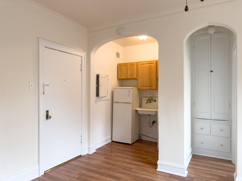 Building Photo - 2536 N Sawyer Ave