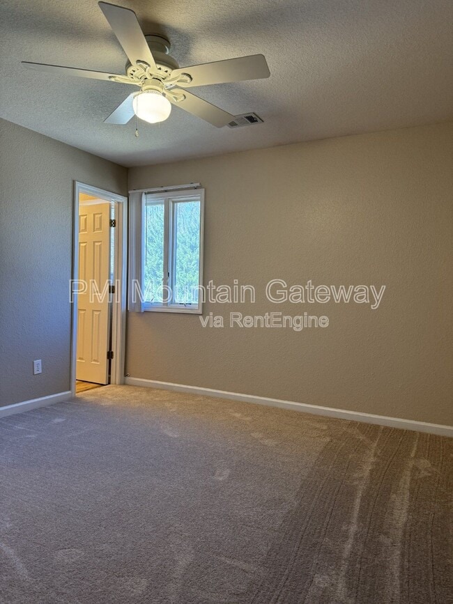 Building Photo - 131 Primrose Dr