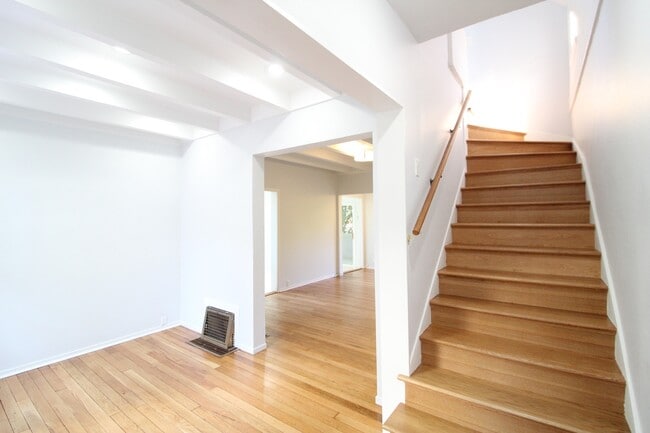 Building Photo - Dolores Heights: Sun-filled 1 Bedroom Home...