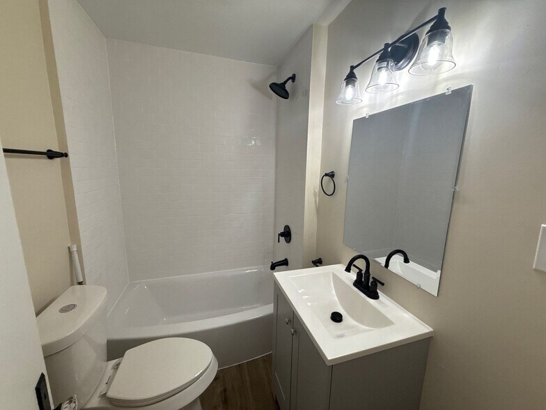 Building Photo - This beautifully updated 3-bedroom, 1-bath...