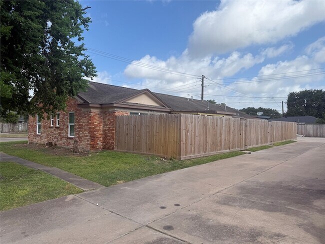 Building Photo - 6525 Renwick Dr