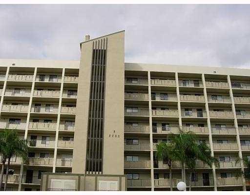 Building Photo - 2205 S Cypress Bend Dr