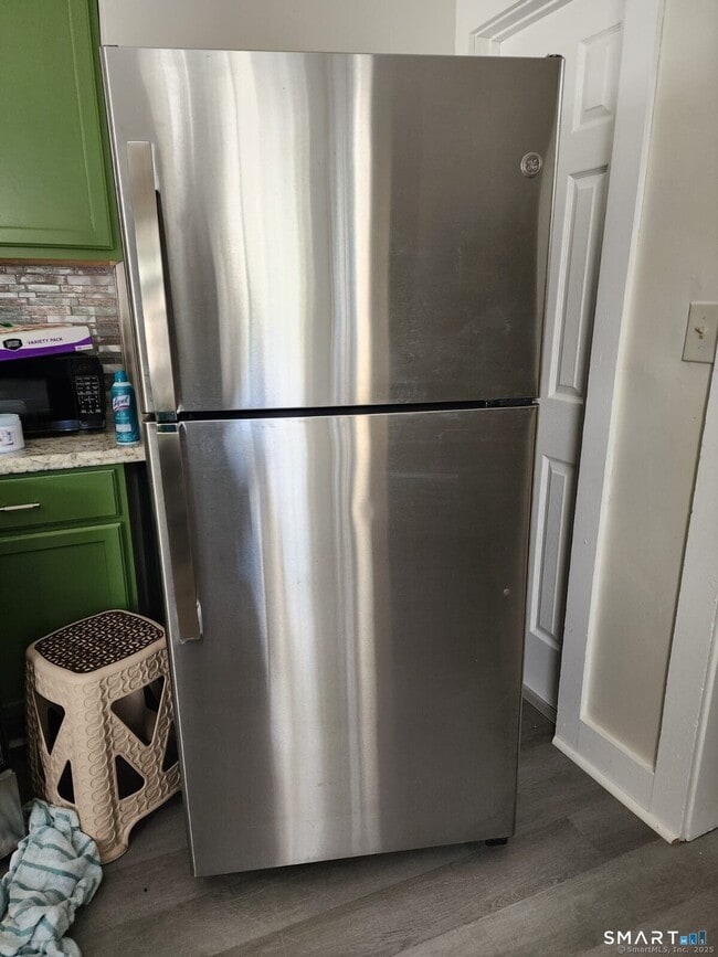 Building Photo - 233 Valley St