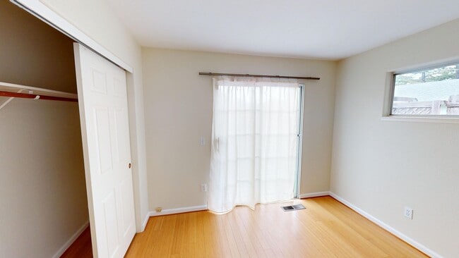 Building Photo - Nicely updated 2x2 Santa Rosa Home