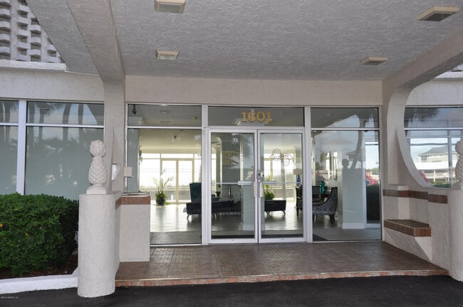 Building Photo - 903 Ocean Dr S