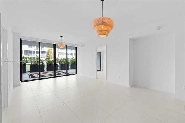 Building Photo - 9901 W Bay Harbor Dr