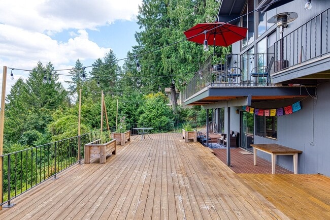 Building Photo - Stunning 1 Bed + Bonus Room/1 Bath Lower-L...