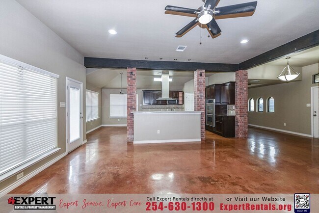 Building Photo - GORGEOUS 3 BEDROOM HOME WITH SOLAR PANELS!!