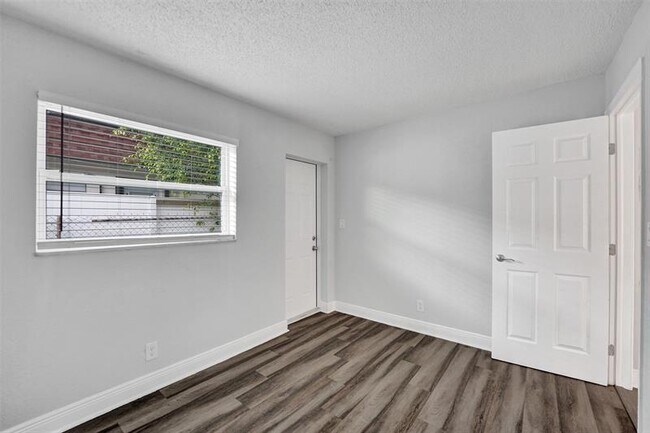 Building Photo - 232 SE 9th Ave