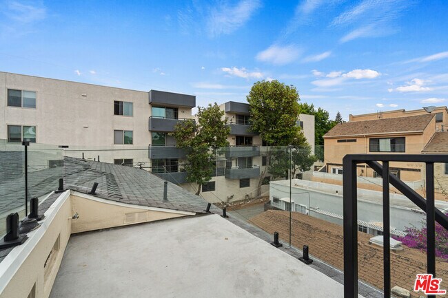 Building Photo - 814 3rd St